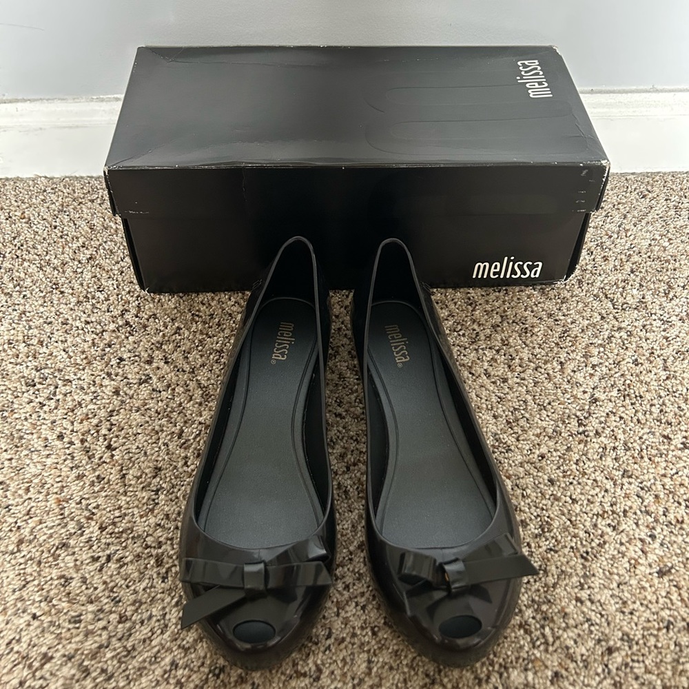 Original Melissa Ultragirl Bow
fit more like a US women’s 7
Never worn!